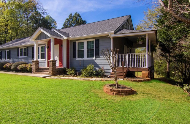 Dawg Daze Cottage | Quaint Southern Porch!