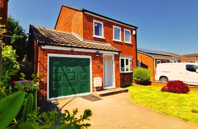 Dawley Detached House with parking, garden, Wi-Fi