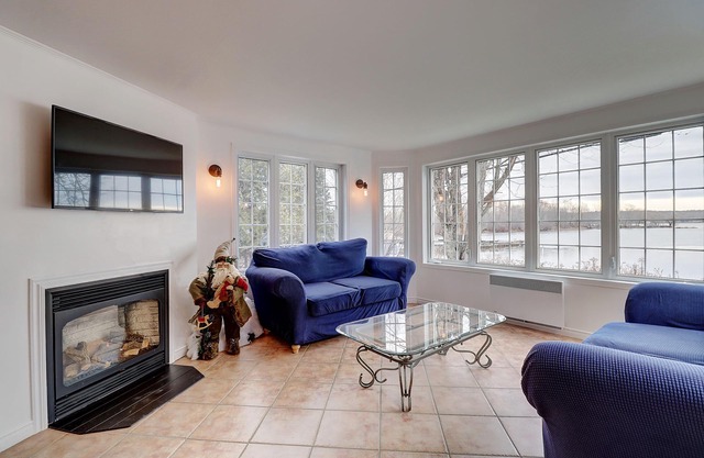 Dawn - Waterfront cottage - Lake Memphremagog - private dock