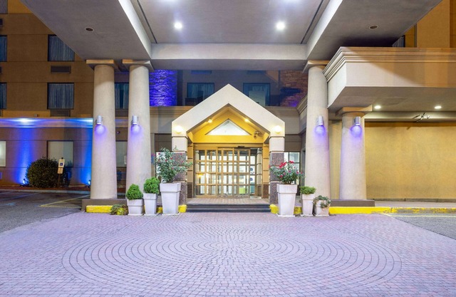 Days Hotel by Wyndham North Bergen/NYC Area