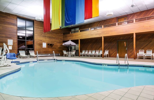 Days Inn & Suites by Wyndham Wausau