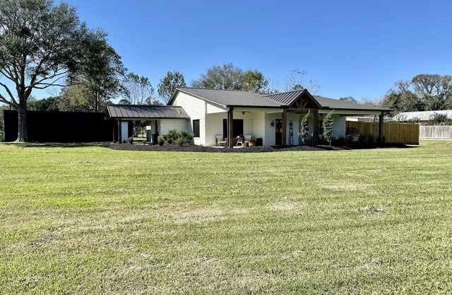 Dayton Farmhouse: 4BR, WiFi, 1 Acre, Porch, 8 Beds