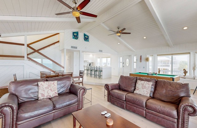 Dazzling Bayfront Home w/2 Boat Docks, Huge Deck, 1 Kayak, Pool Table -1 Dog OK