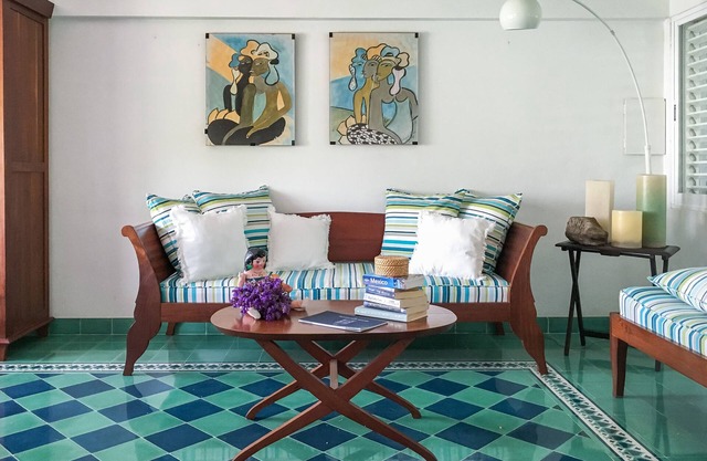 DAZZLING PLANTATION HOUSE SUITES STEPS FROM SEA. Family and pet friendly