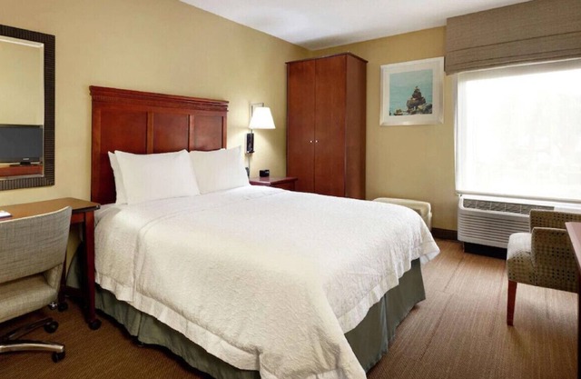 Dazzling Queen Room for Work and Leisure!
