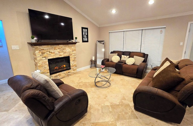 Dazzling & Spacious 1-bedroom house conveniently located in Houston!