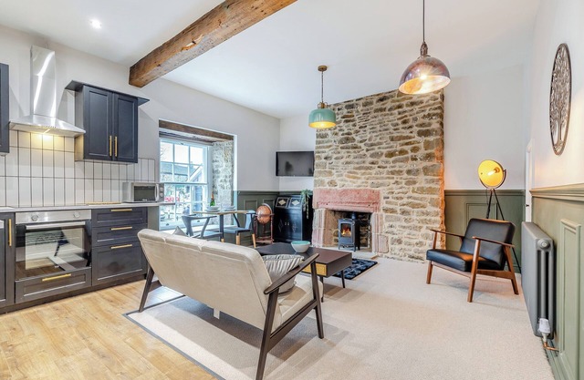 Deacons Apartment 2 - UK45212