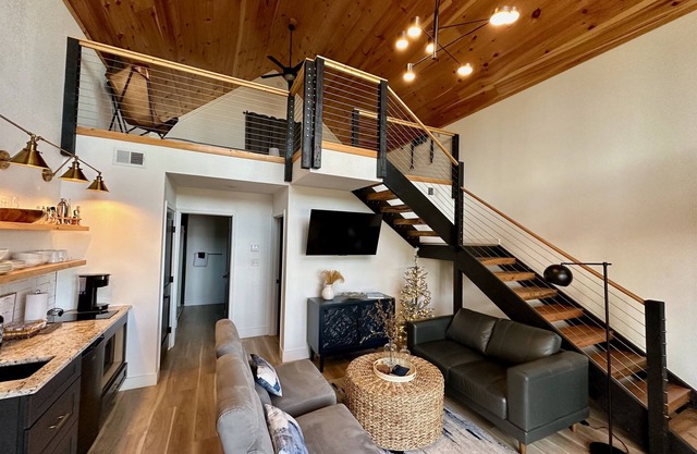 Deals + Night Views of Pigeon Forge + Modern Cottage!