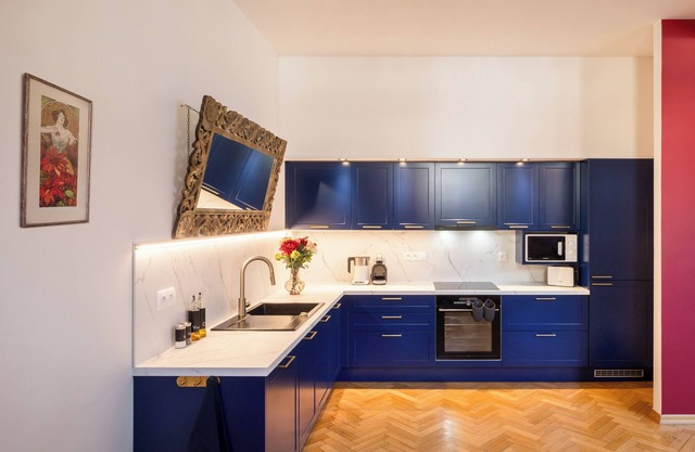 Decadent Art Deco Apartment in Old Town
