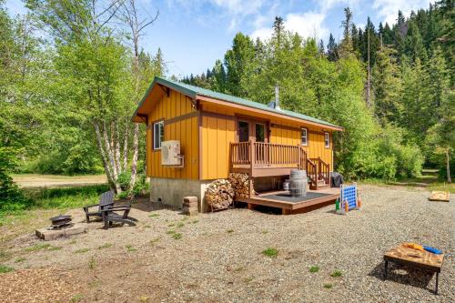 Deck and Fire Pit Yakima River Retreat in Cle Elum