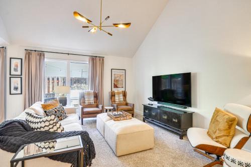 Deck and Gas Fire Pit Gorgeous Home in Beaverton!