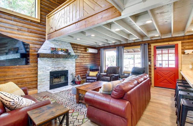 Deck and Grill Quiet Cabin Getaway in Pinedale