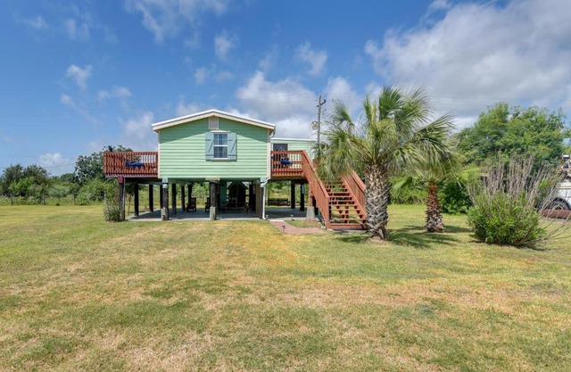Deck and Grill Sunny Cottage in Crystal Beach!