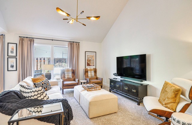 Deck & Gas Fire Pit: Gorgeous Home in Beaverton!