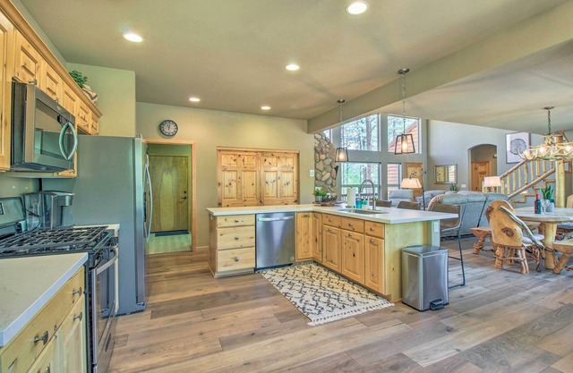 Deck, Grill & Fire Pit: Spacious Show Low Hideaway