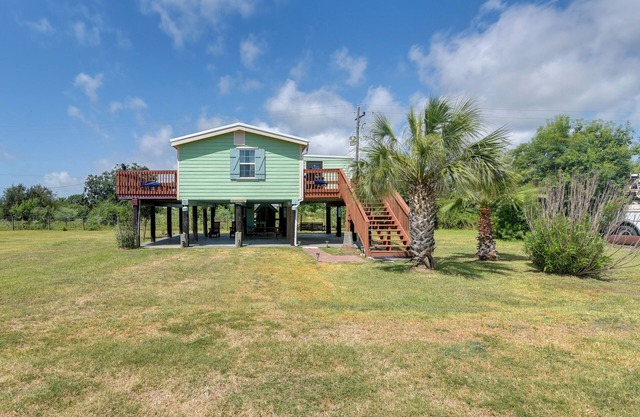 Deck & Grill: Sunny Cottage in Crystal Beach!