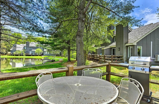 Deck & On-Site Fishing Pond: Lake Harmony Home!