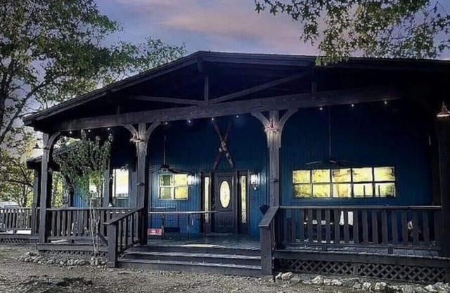 Decked Out at Lake Tenkiller - 6 beds, 4 bedroomsn