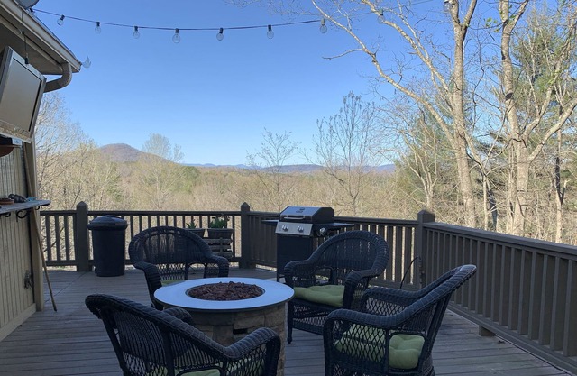 DECKS, VIEWS, & NEAR MT. YONAH TRAIL HEAD, HOT TUB