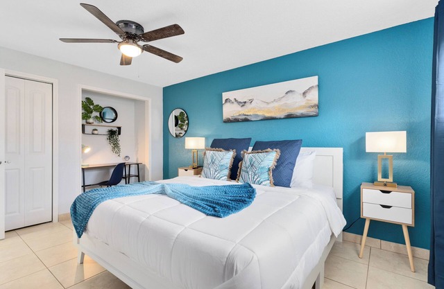 Deep Blue ~ Walk to the beach, Pool, BBQ, and Games