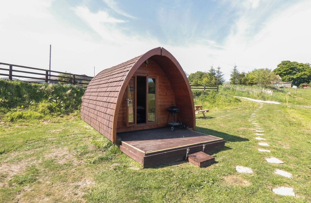 DEER POD, pet friendly, with a garden in Burniston