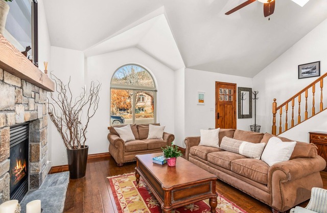 Deer Run Vista | Mid-Valley, Sleeps 8, Lg Yard