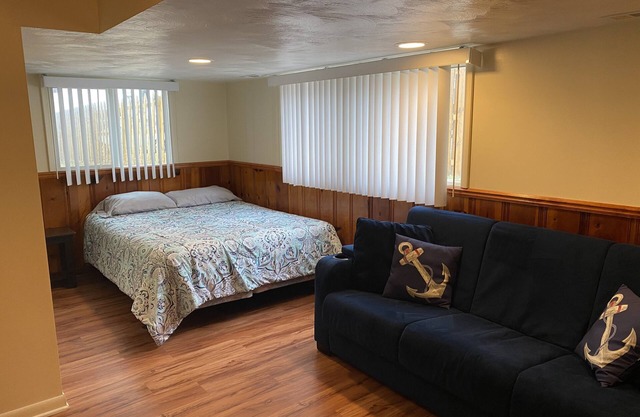 "Deja Blue" unit 5, 1 Bdrm, lower-level apartment on Lake