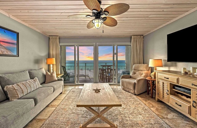Deja View-Beachfront-Complimentary Beach Service