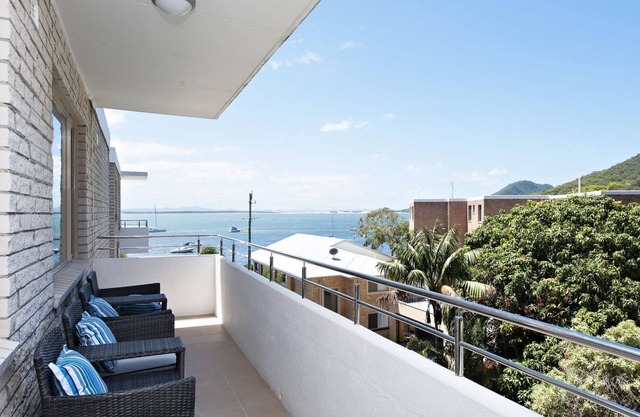 Del Rae, 18/25 Shoal Bay Rd - Air-conditioned, renovated 2-bedroom unit opposite Shoal Bay Beach