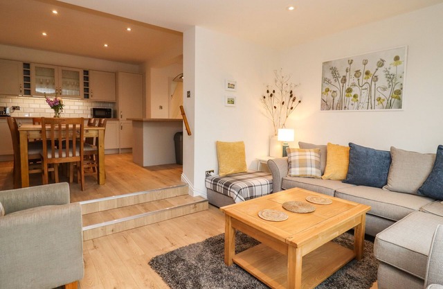 DELABERE ROAD, pet friendly, with a garden in Bishops Cleeve