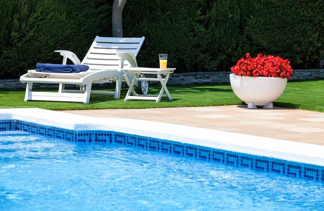 DELFIN - House for 8 with garden and private pool 15 minutes from Barcelona