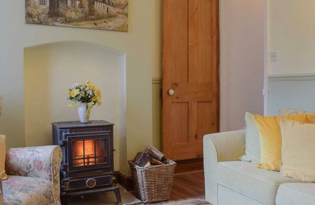 Delighful semi detached property set within easy walking distance of an aray of bars and shops.