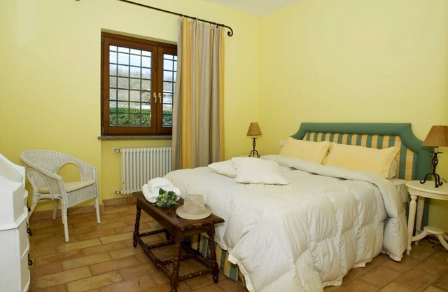 Delicious Apartment inside elegant Farmhouse on shores of Lake Martignano, Rome