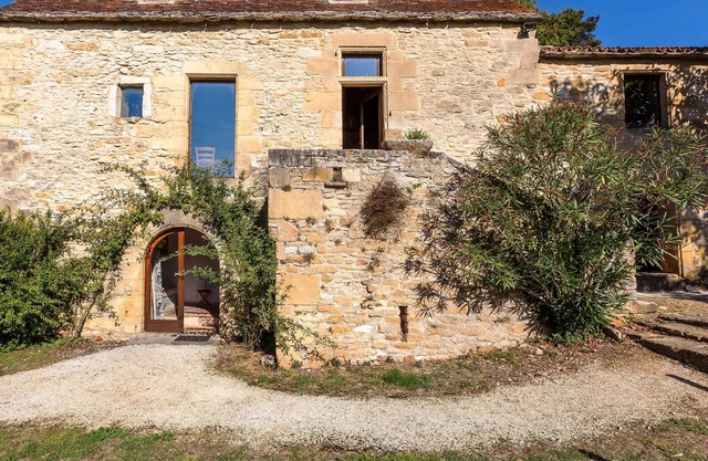 Delightful cottage with private pool in the heart of the Dordogne valley.