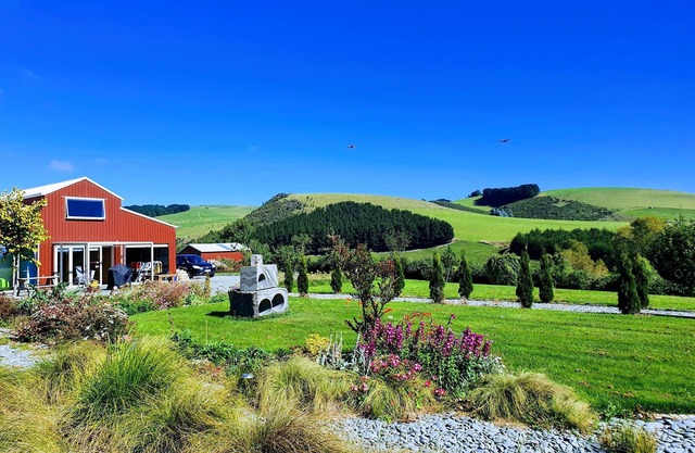 Delightful 1-bed barn with stunning mountain views.