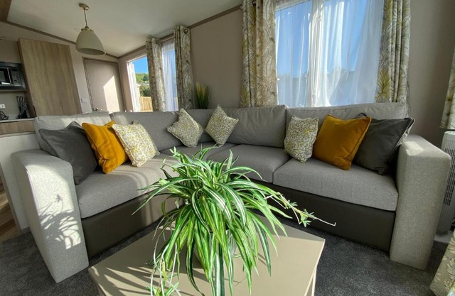 Delightful 2-Bed Holiday Home On The Welsh Coast