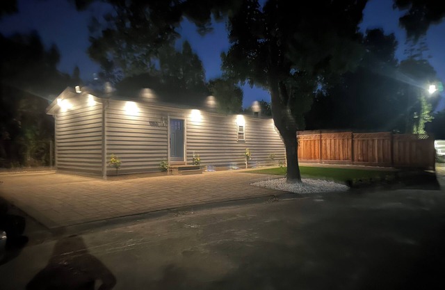 Delightful 2-bedroom 1-bath fully furnished ADU located in a quiet neighborhood