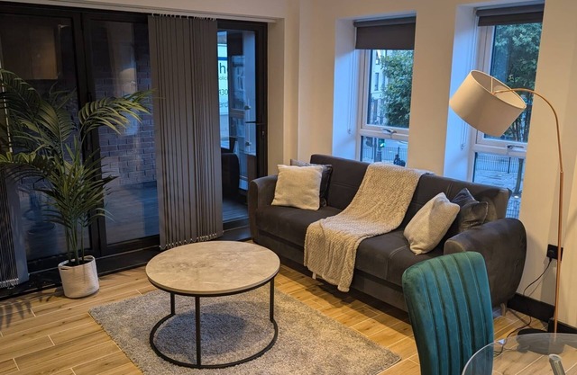 Delightful 2BR Flat | 12mins to Woodside Park | ST