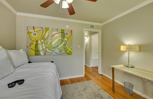 Delightful 2BR Retreat, Walk to SFA, Children & Pet-Friendly + Superhost Clean