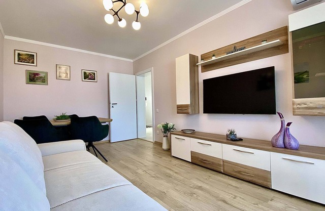 Delightful 3-bedroom apartment with WiFi, AC and Parking in Oradea