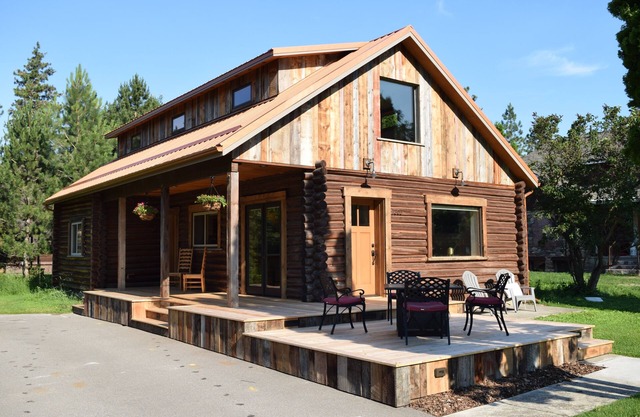 Delightful 3 bedroom Log Cabin near Greenough Park, newly remodeled