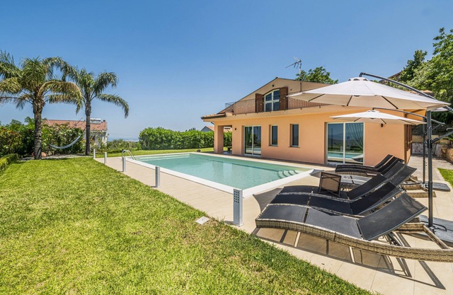 Delightful 4 Bed Villa with Heated pool & Jacuzzi Overlooking Aeolian Islands