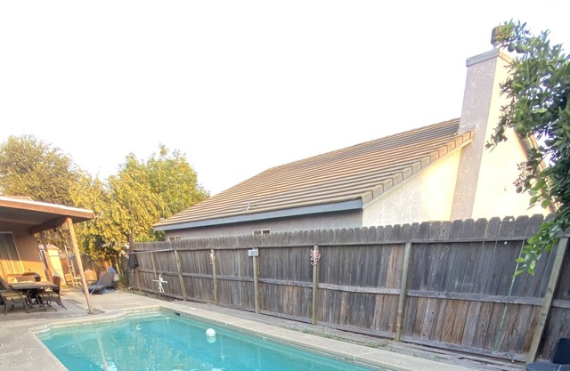 Delightful 4 Bedroom with POOL & BBQ