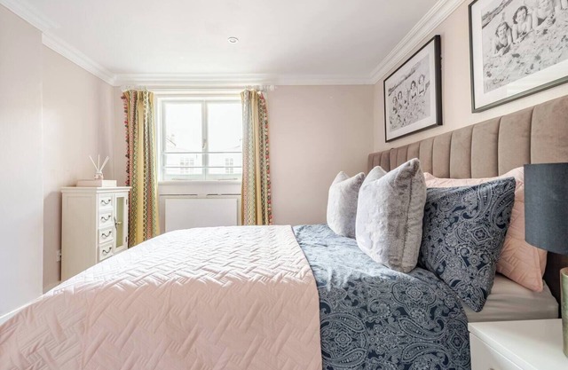 Delightful 6 Bed Villa by Buckingham Palace with AC