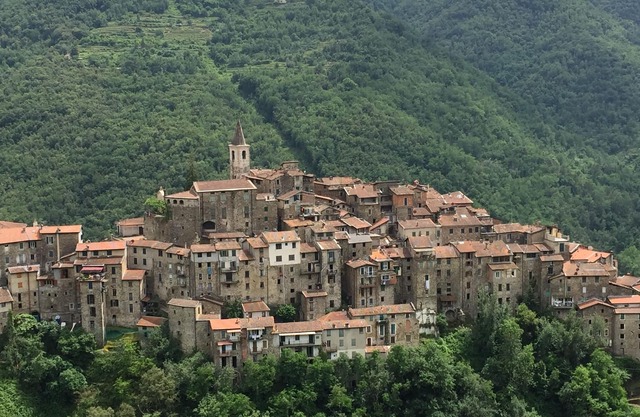 Delightful apartment close to the square of Apricale
