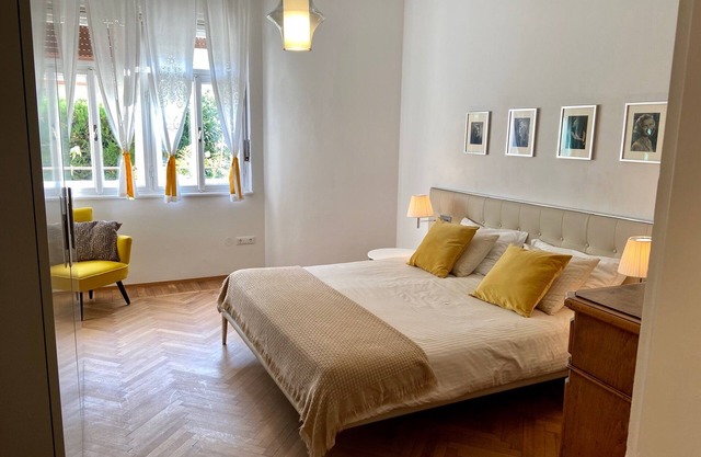 Delightful apartment from the late 20s, recently renovated.