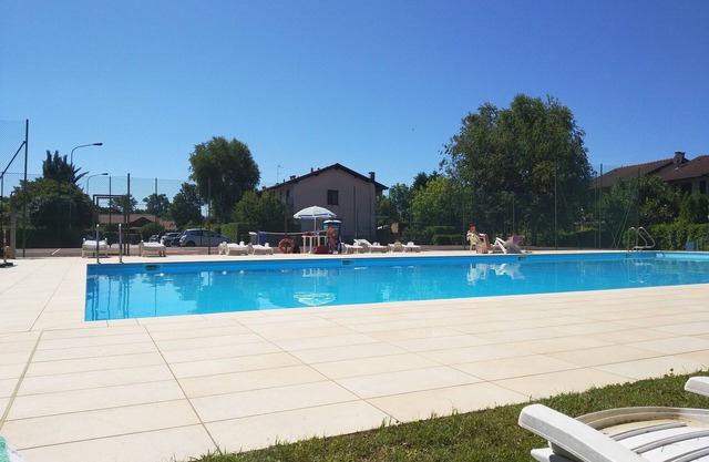 Delightful apartment with pool just steps from the lake