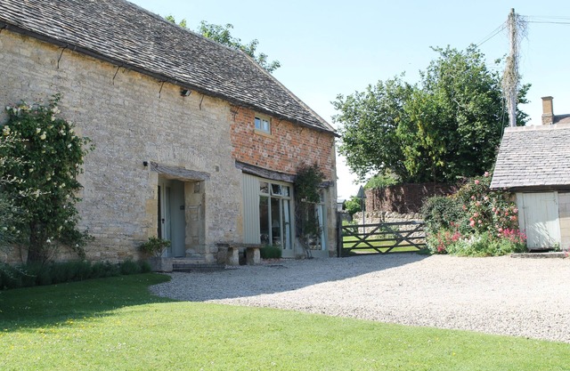 Delightful, barn cottage in peaceful rural village. Walks, pubs, scenery. Relax!