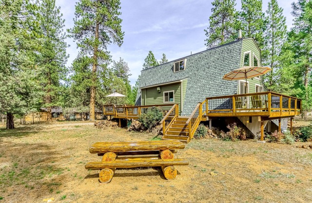 Delightful cabin with lofted layout, hot tub, modern kitchen, WiFi & shared pool