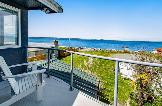 Delightful coastal home with beach access, stunning views, fast WiFi & gas grill